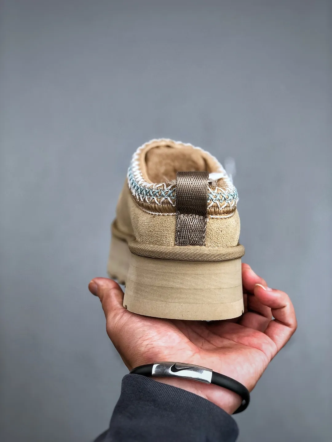 Local self-pickup💰560 supports store placement. The top version on the market. UGG Tazz ethnic style thick-soled women's model. Xiaohongshu's hot model. Produced by a major foreign trade factory in Guangzhou. From toe to insole, genuine sheep fur. Independent outer box packaging. Chip. With waterproof technology. Differentiating from any version on the market. 5cm thick sole. Independently developed original outsole. Cashmere insole. Keep warm when going out in winter. It is a very suitable choice for home use. In the new year, uug has launched a style series, which is partially biased towards the preferences of young consumers. It has also moved to the forefront of fashion trends. Shoe body material. Water-repellent coated suede upper. 17mm UGGPURE™ implanted wool insole. Lightweight non-slip and comfortable rubber outsole. With brand LOGO. With full packaging. Size: 35-40